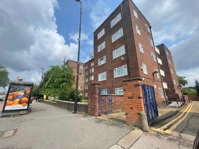 Bounds Green Court, Bounds Green N11, 2 bed flat to rent, £1,850 pcm | PrimeLocation