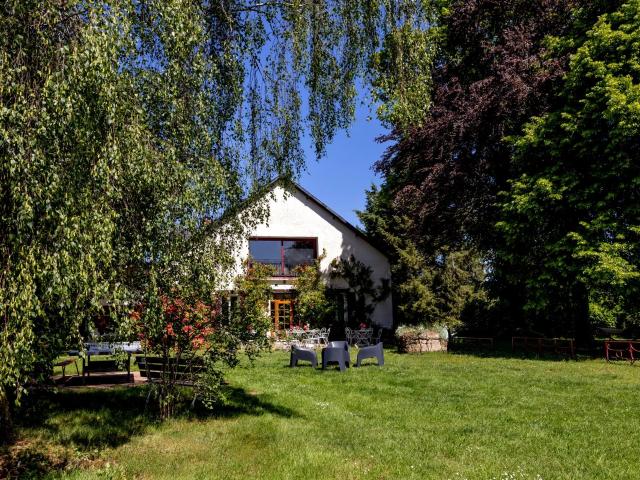 Bourgogne, Parc du Morvan, à proximité du lac des Settons, bel ensemble immobilier 412 m² env dont 12 chambres sur plus de 4000 m² de terrain