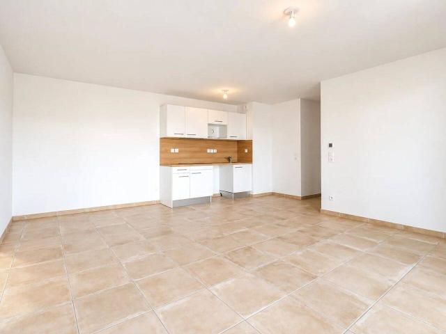 Bourgoin Jallieu: T3 neuf avec balcon et garage