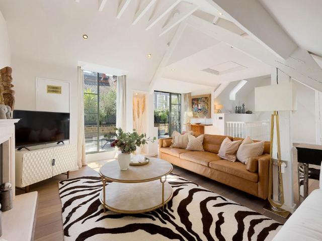 Bourdon Street, London, W1K 2 bed mews to rent £23,833 pcm £5,500 pw