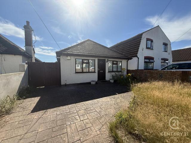 Bourn Avenue, UXBRIDGE UB8 3 bed bungalow to rent £2,800 pcm £646 pw