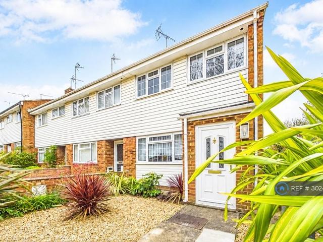 Bourne Court, Basingstoke, RG21 3 bed bungalow to rent £1,535 pcm £354 pw