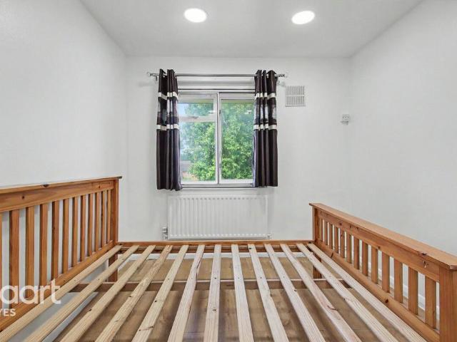 Bourne Avenue, HAYES 2 bed flat to rent £1,650 pcm £381 pw