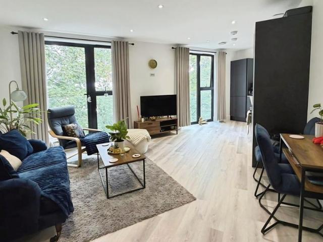 Bourne Way Bromley BR2 1 bed flat to rent £1,625 pcm £375 pw