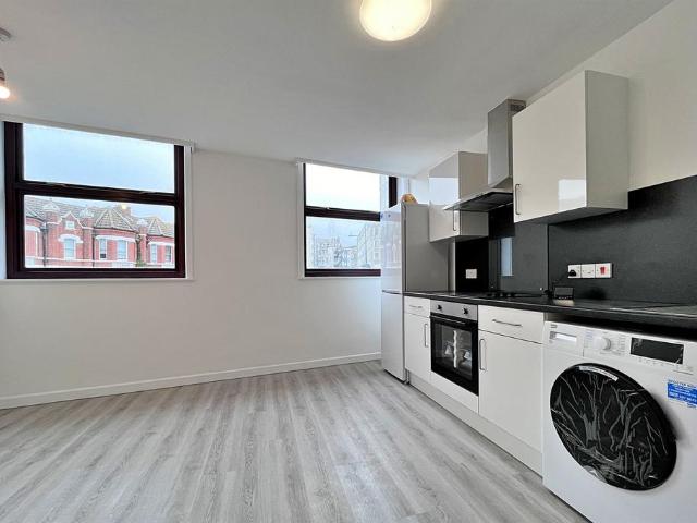 Bournemouth Centre 3 bed flat to rent £1,175 pcm £271 pw