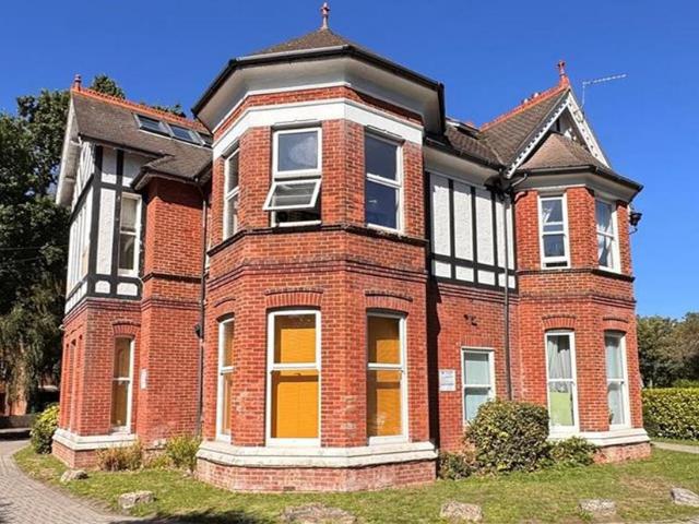 Bournemouth Centre 2 bed maisonette to rent £1,250 pcm £288 pw