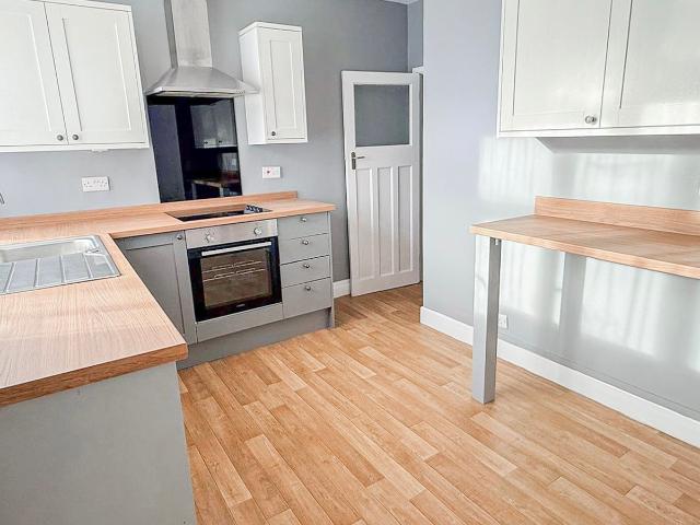 Bournemouth, Dorset BH8, 2 bed flat to rent, £1,000 pcm | PrimeLocation