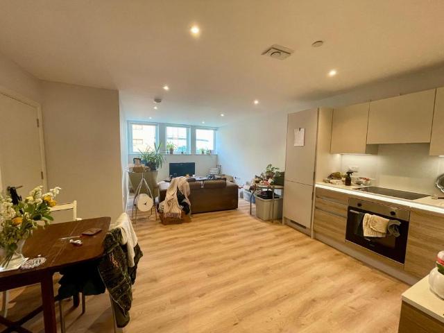 Bournemouth House, 19 Christchurch. 2 bed flat to rent £1,350 pcm £312 pw