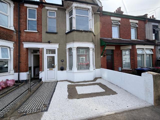 Bournemouth Park Road. 3 bed house to rent £1,650 pcm £381 pw