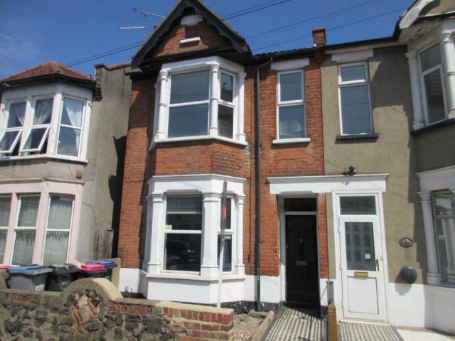 Bournemouth Park Road, Southend On Sea 2 bed terraced house to rent £1,400 pcm £323 pw