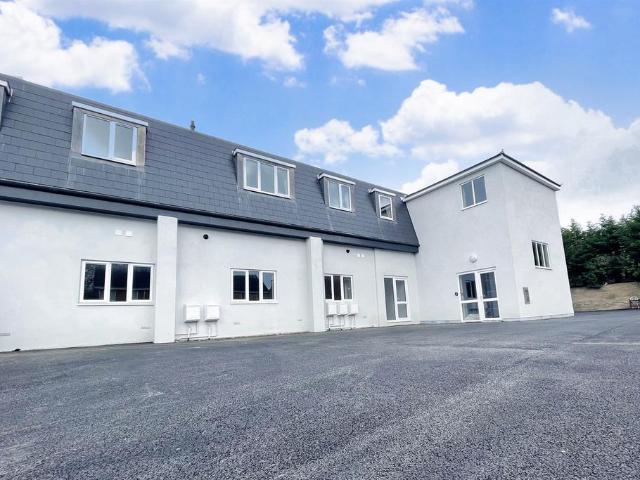 Bovington 2 bed flat to rent £1,100 pcm £254 pw