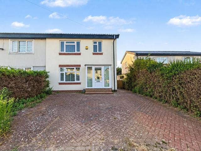 Bowyer Drive, Slough SL1 3 bed semi detached house to rent £2,050 pcm £473 pw