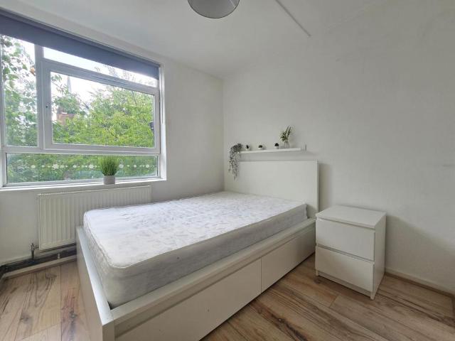 Bow Common Lane, London E3 1 bed house of multiple occupation to rent £950 pcm £219 pw