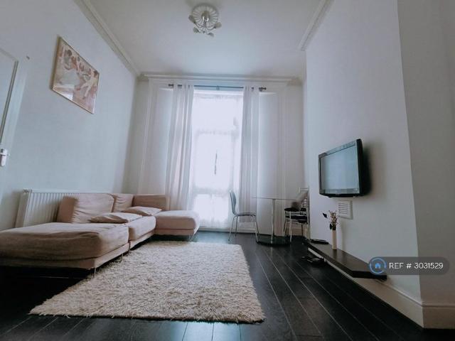 Bow, London, E3 2 bed flat to rent £2,125 pcm £490 pw