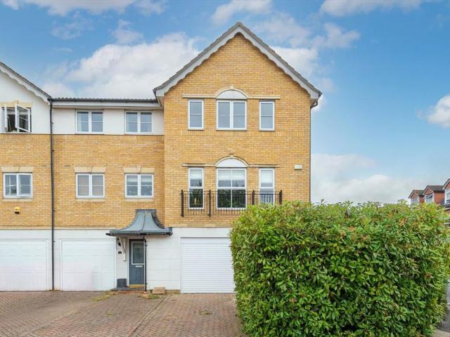Bowater Gardens, Sunbury On Thames TW16 5 bed end of terrace house to rent £2,850 pcm £658 pw
