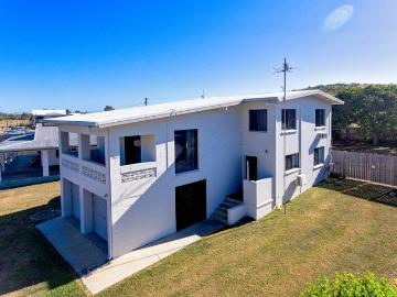 Bowen Waterfront Home for Rent 4 Bedroom, 2 Bathroom, DLUG, fully air conditionedfenced yard