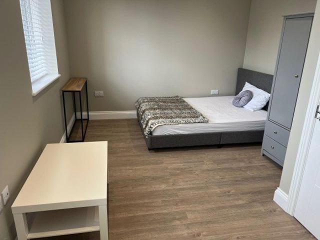 Bowes Rd, London, London N11, 2 bed shared accommodation to rent, £1,075 pppm | PrimeLocation