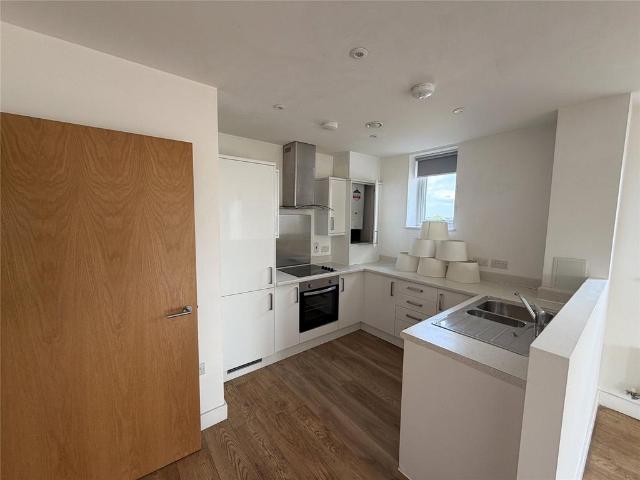Bowes Road, London, N11 2 bed flat to rent £2,250 pcm £519 pw