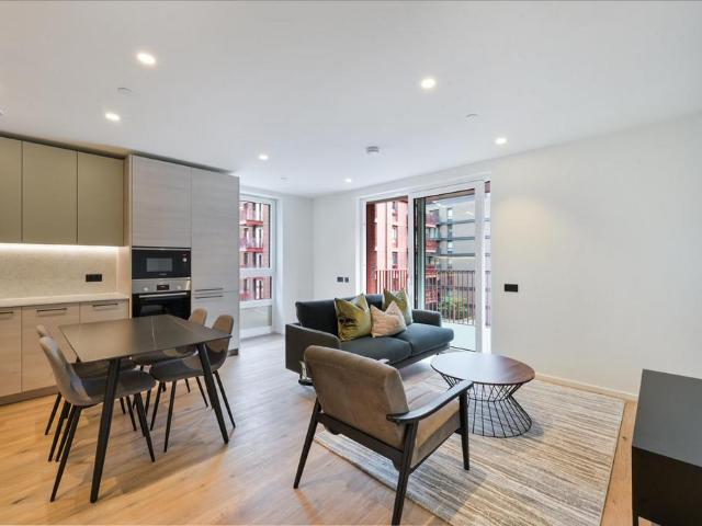 Bowline House, Heron Wharf, London, E14 2 bed apartment to rent £2,799 pcm £646 pw