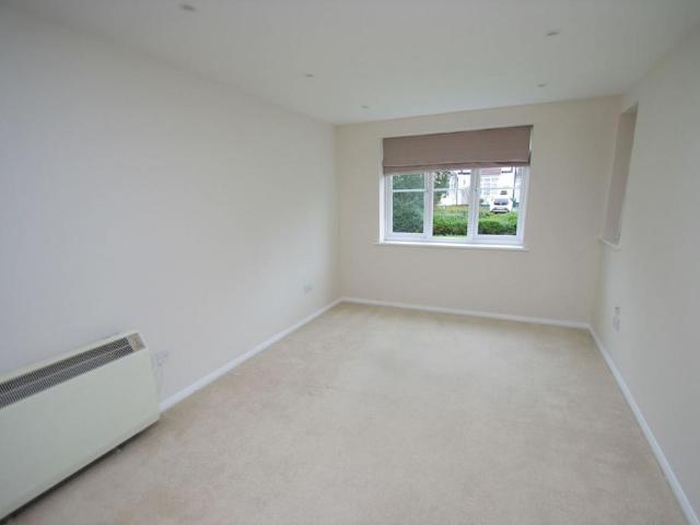 Bowling Court, WD18, Watford, WD18 1 bed flat to rent £1,300 pcm £300 pw