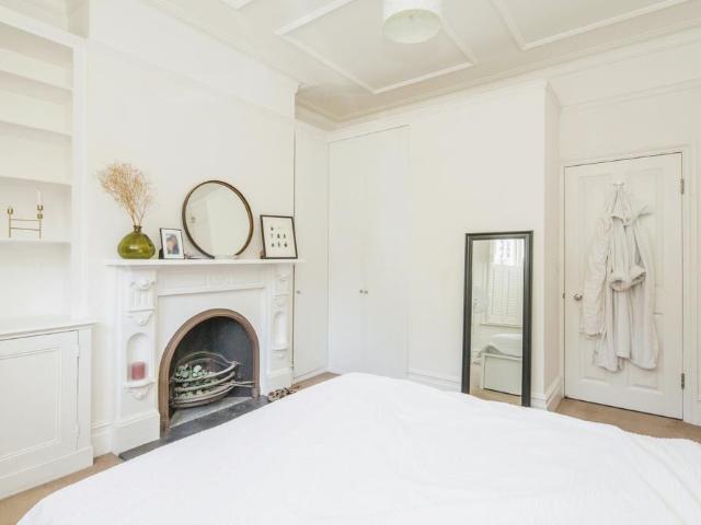 Bowood Road, SW11 2 bed flat to rent £2,900 pcm £669 pw