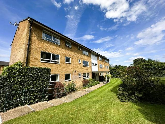 Boxgrove Road, Guildford 3 bed apartment to rent £2,225 pcm £513 pw
