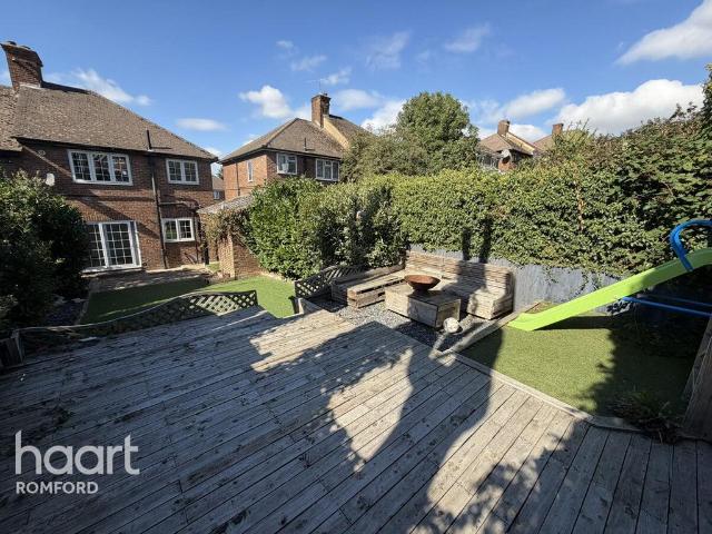 Boxmoor Road, Romford 3 bed semi detached house to rent £2,150 pcm £496 pw