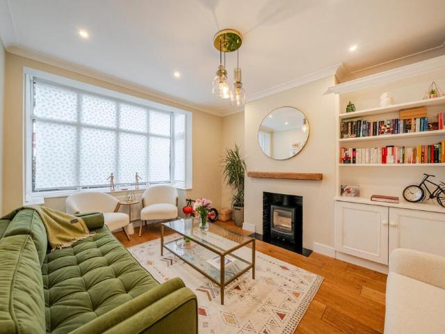 Boyd Road, Colliers Wood, London, SW19 4 bed terraced house to rent £4,000 pcm £923 pw
