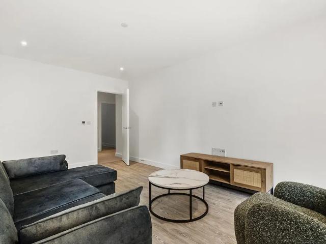 Boyle Court, Lampton Parkside, Hounslow TW3, 4 bed flat to rent, £3,000 pcm | PrimeLocation