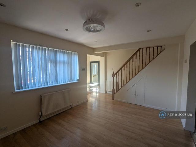 Boyn Valley Road, Maidenhead, SL6 3 bed semi detached house to rent £1,900 pcm £438 pw