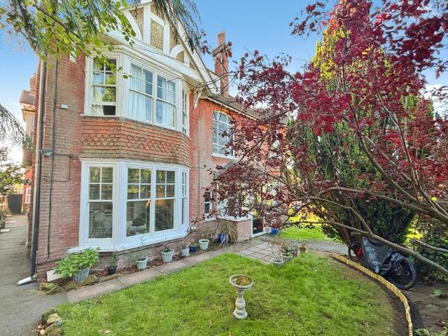 Boyne Park, Kent TN4 2 bed flat to rent £1,400 pcm £323 pw