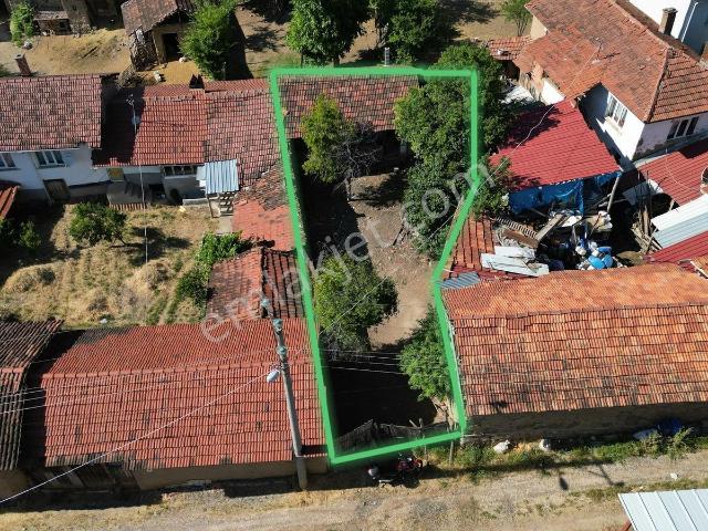 Bozüyük Saraycık'ta Köy İçi İmarlı 200m² Satılık Kerpiç Ev