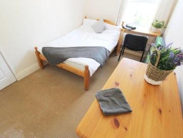 Bozward Street 4 bed flat to rent £1,908 pcm £440 pw