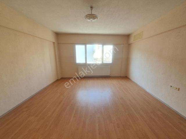 Bozyaka Mahallesinde Caddeye Yakın Geniş 3+1 Kiralık Daire