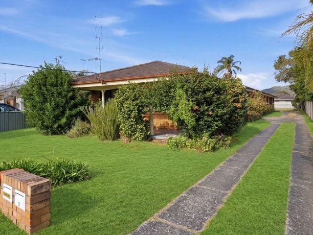 BLOCK OF TWO VILLAS ON 974M2 PARCEL OF LAND, IN ONE OF ETTALONG'S PREMIERE STREETS & EMPTY LOT AT REAR DEVELOP OR INVEST!