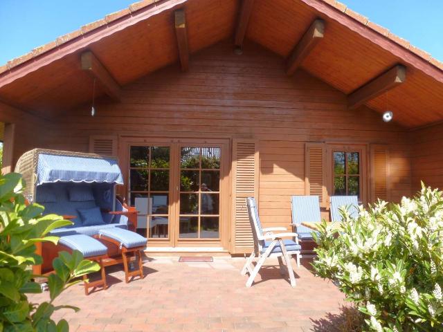 Blockbohlenhaus zum Verlieben – Natur pur in Seenähe auf Fehmarn