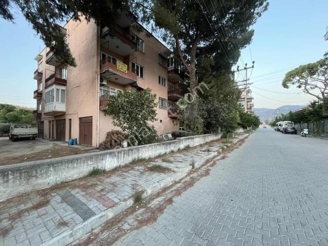 Blok Evler Sitesinde, Garaja Yakın Satılık 3+1 Daire