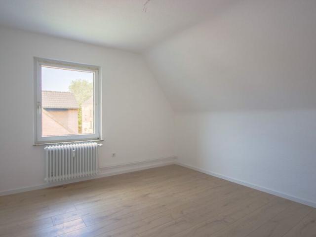 Blömker! Charmante, frisch renovierte 4,5 Zimmer Dachgeschosswohnung mit Balkon in GLA Butendorf!