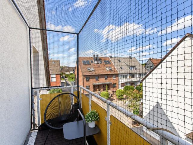 Blömker! Wohlfühlen in moderner 3,5 Zimmer DG Wohnung mit Balkon und Garage!