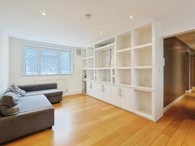 Blondel Street, London, SW11 3 bed flat to rent £2,600 pcm £600 pw
