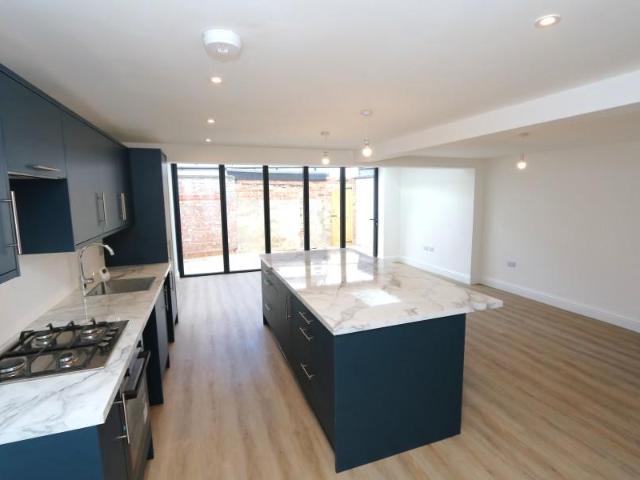 Bloomfield Road, Kingston Upon Thames. 4 bed duplex to rent £3,300 pcm £762 pw