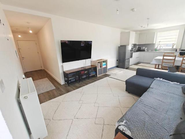 Bloomsbury Avenue, London N14 2 bed flat to rent £2,490 pcm £575 pw