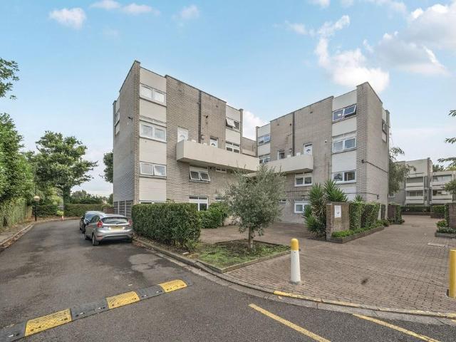 Bloomsbury Close, Ealing, London, W5 2 bed flat to rent £2,300 pcm £531 pw