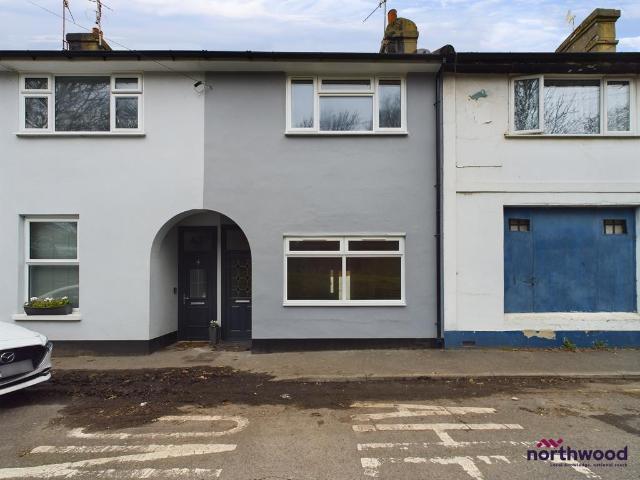 Blatchington Road, Seaford, BN25 2 bed terraced house to rent £1,300 pcm £300 pw