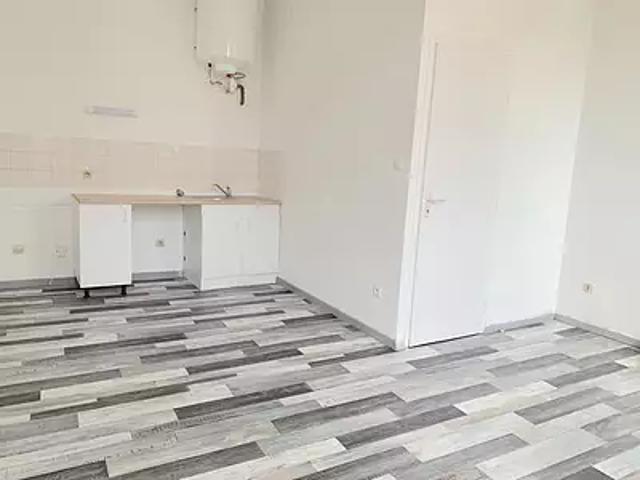 Blaye 33390 Location appartement 1 pièce t1 au dernier étage cave