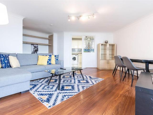Blazer Court, St Johns Wood Road, St. 2 bed apartment to rent £3,467 pcm £800 pw