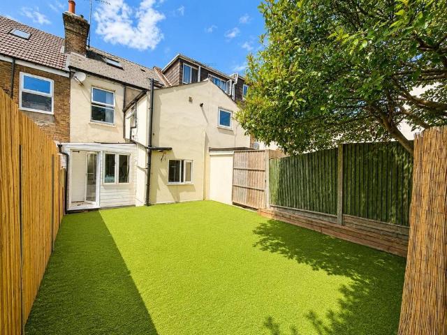 Black Bull Road, FOLKESTONE CT19 3 bed terraced house to rent £2,500 pcm £577 pw