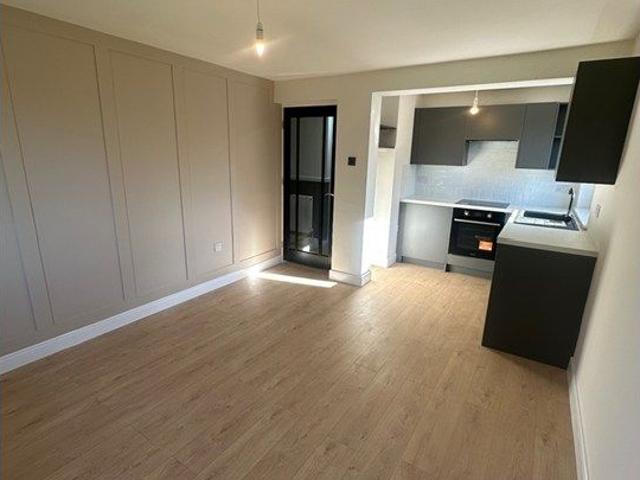 Black Rocks Avenue, Matlock DE4, 2 bed flat to rent, £950 pcm | PrimeLocation
