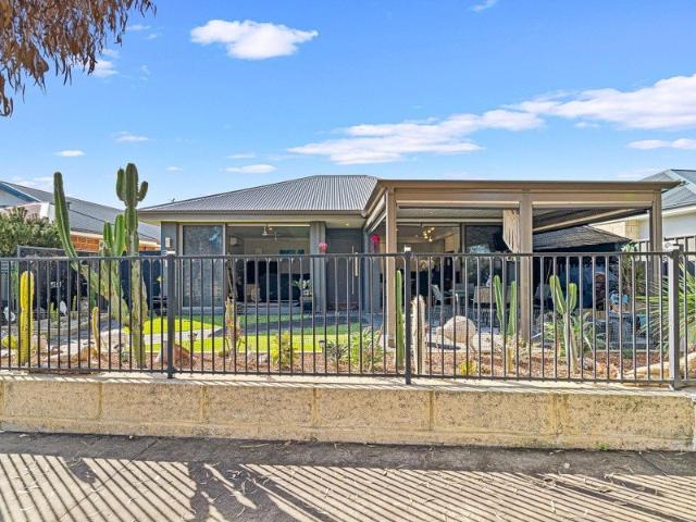 Black Swan Lake views and ultimate convenience