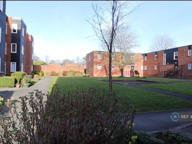 Blackmoor Court, Leeds, LS17 2 bed flat to rent £900 pcm £208 pw